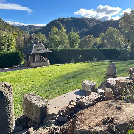Hotell Gite-auberge Du Pont De Lanau Neuvéglise